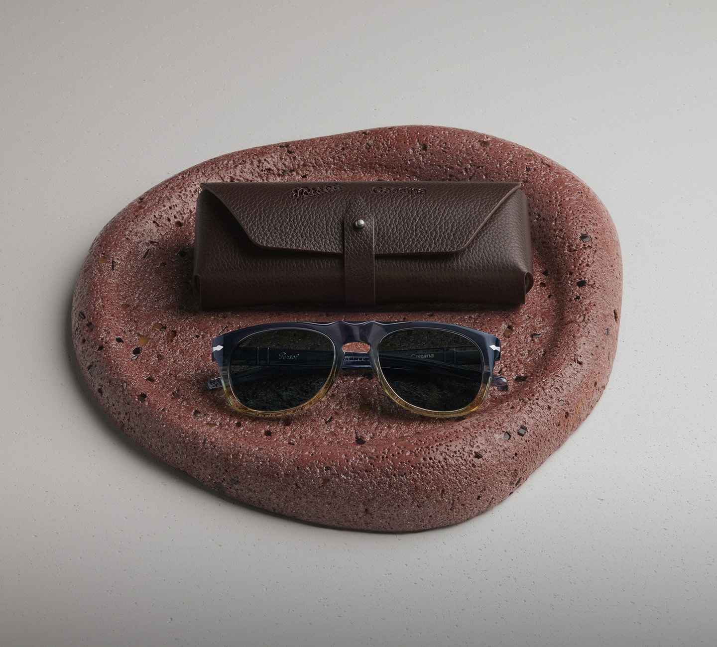 PREMIUM LEATHER CASE WITH VALET TRAY.